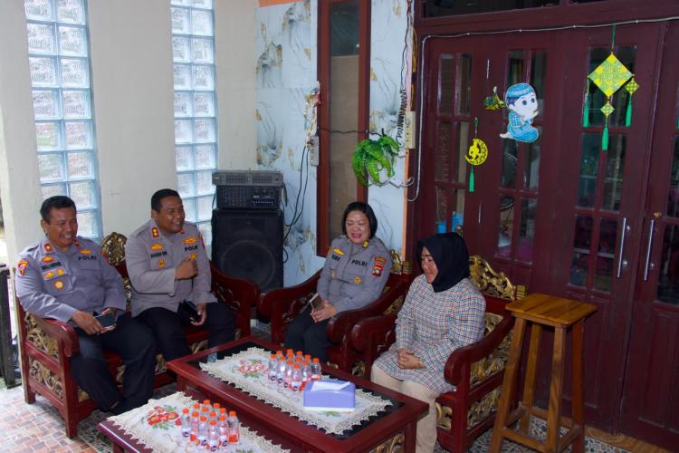 Polres Anambas Anjangsana Sambut HUT Bhayangkara ke-80, Salurkan Bantuan ke Keluarga Almarhum Ipda Nuridin