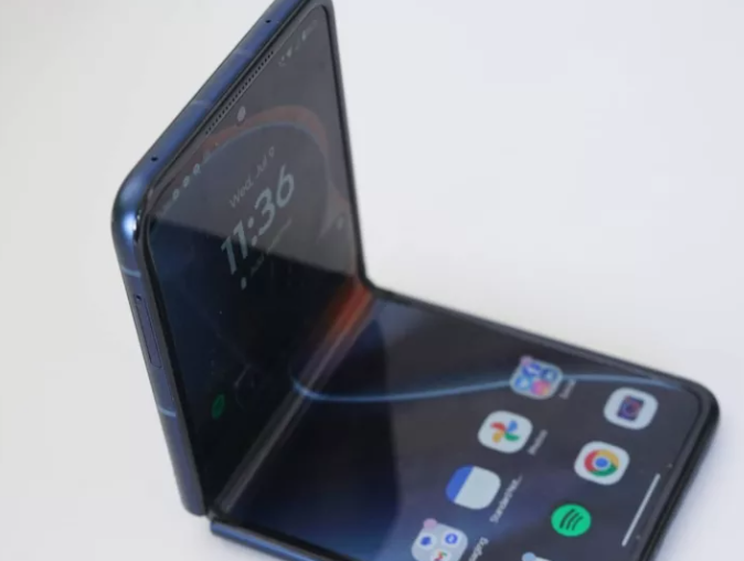 Haruskah Beli Motorola Razr Fold? Harga Selangit, Chip Kurang Elite, Tapi Punya 1 Keunggulan Ini
