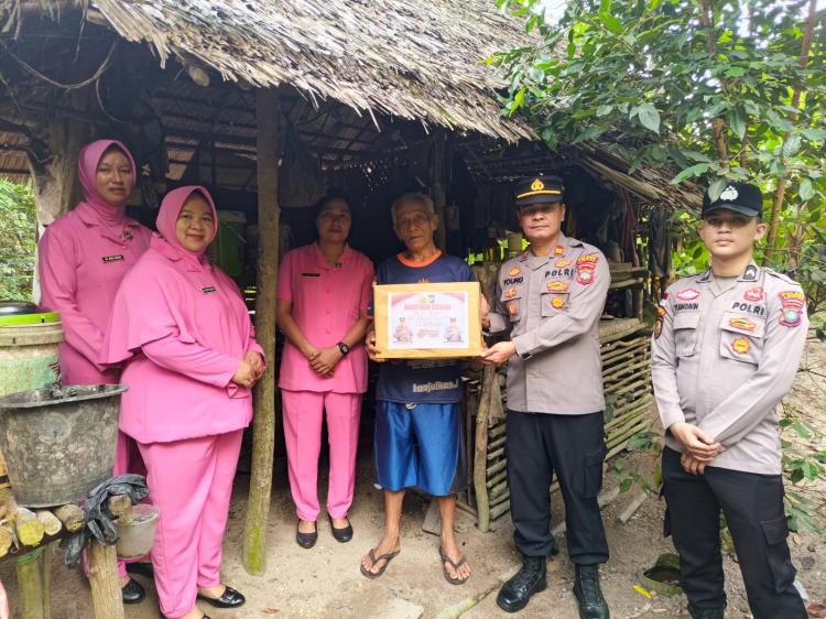 Sambut HUT Bhayangkara ke-80, Polisi di Lingga Salurkan Sembako untuk Lansia dan Anak Yatim