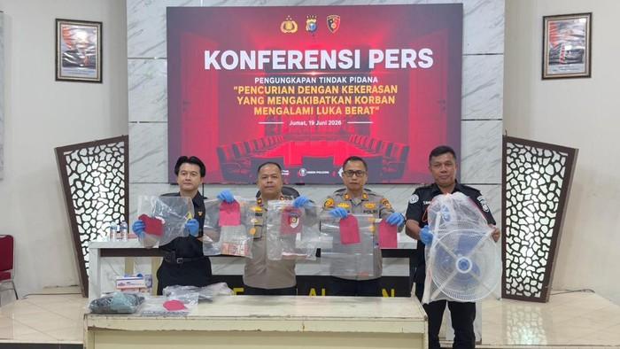 Honorer SD di Pelalawan Nekat Jadi Perampok Sadis, 22 Kali Tikam Kasir Perempuan, Motifnya Pinjol
