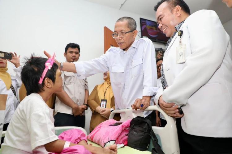Amsakar Masuk Ruang Perawatan, Sejenak Terhenti di Samping Bocah Berpita Merah Muda