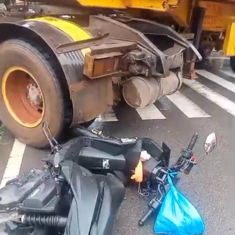 Truk Trailer Tabrak Dua Sepeda Motor di Simpang Laluan Madani Batam, Dua Pengendara Jadi Korban