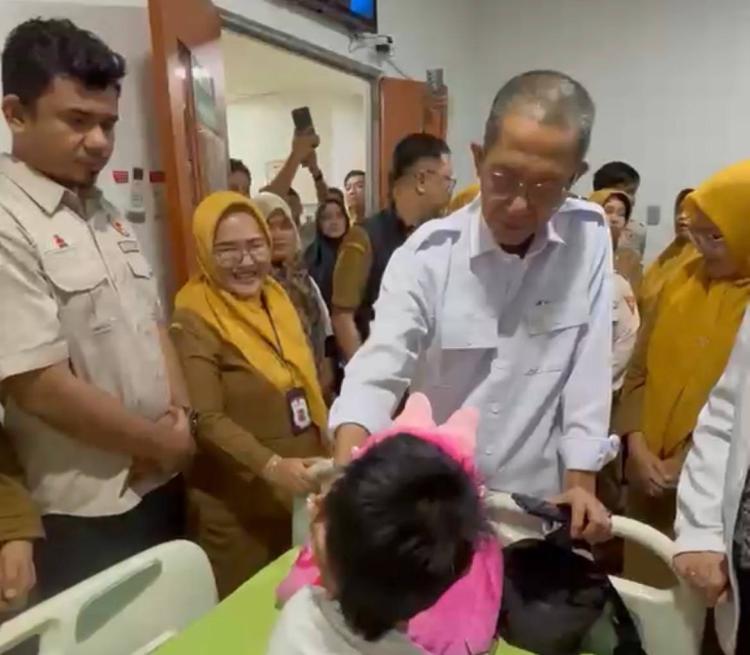 Amsakar Jenguk Bocah Korban Penganiayaan Ibu Tiri di Batam, Janji Biayai Pendidikan dan Urus Dokumen Kependudukan