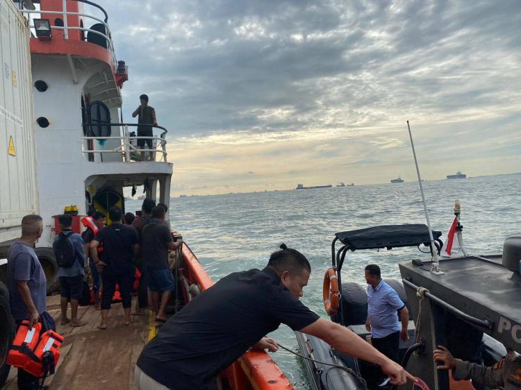 Kapal Kargo Batam Indah 9 Muatan Barang Elektronik Tenggelam di Selat Singapura