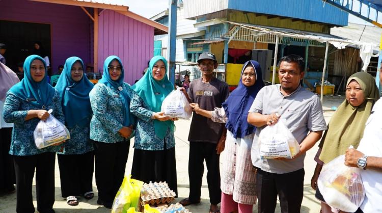 TP PKK Lingga Salurkan 81 Paket Sembako untuk Korban Puting Beliung di Tanjung Kelit