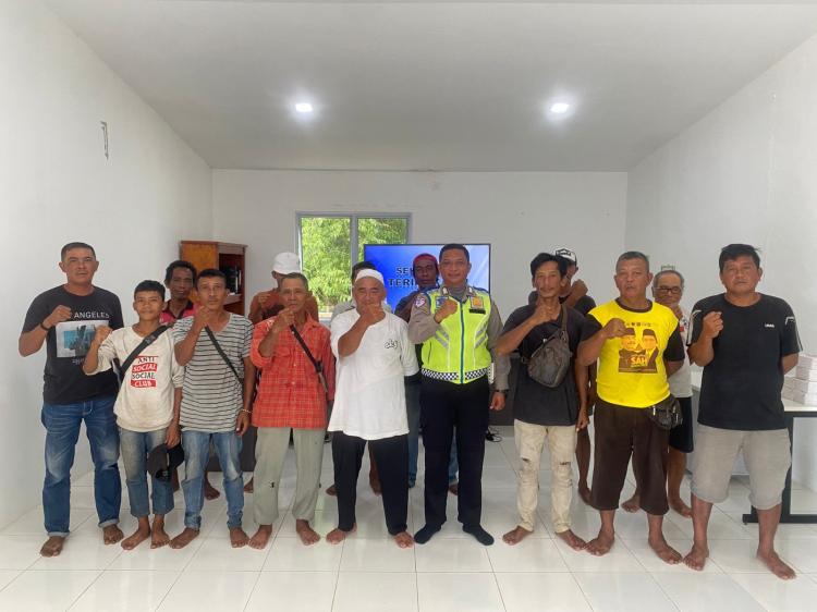 Satlantas Polres Lingga Edukasi Pengendara Becak Motor, Tekankan Pentingnya Keselamatan Berkendara