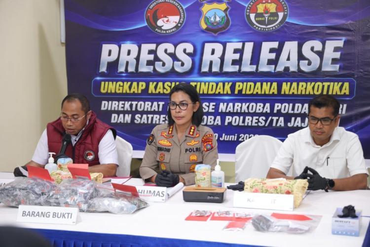 Polda Kepri Ungkap 10 Kasus Narkoba dalam Sepekan, Amankan 13 Tersangka dan 928 Cartridge Etomidate