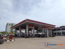 Pertamax Resmi Naik Jadi Rp16.250, Antrean Kendaraan Padati SPBU di Batam