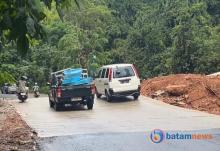 Baru Diperbaiki, Aspal Bergelombang Kembali Muncul di Jalur Menuju Jembatan Seladi