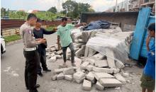 Dyna Terbalik di Batam Kota, Diduga Kelebihan Muatan