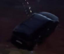 Mobil Avanza Hitam Tergelincir ke Tebing di Jalan Barelang Batam, Polisi: Tidak Ada Korban Jiwa