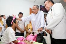 Amsakar Masuk Ruang Perawatan, Sejenak Terhenti di Samping Bocah Berpita Merah Muda