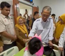 Amsakar Jenguk Bocah Korban Penganiayaan Ibu Tiri di Batam, Janji Biayai Pendidikan dan Urus Dokumen Kependudukan