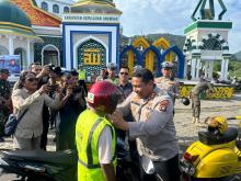 Selamatkan Nyawa di Jalan, Polres Anambas Bagikan Helm Gratis untuk Warga Jelang HUT Bhayangkara