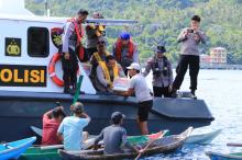Polres Anambas Salurkan Bansos ke Nelayan di Tengah Laut, Wujud HUT Bhayangkara ke-80