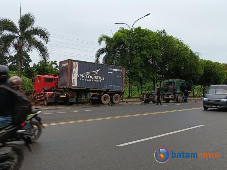 Truk Kontainer Nyelonong Hantam Median Jalan Ahmad Yani Batam, Lalu Lintas Sempat Tersendat