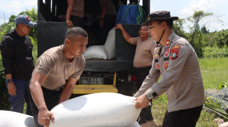 Polres Lingga Kawal Distribusi 2,75 Ton Jagung ke Bulog, Tempuh Jalan Licin Demi Ketahanan Pangan