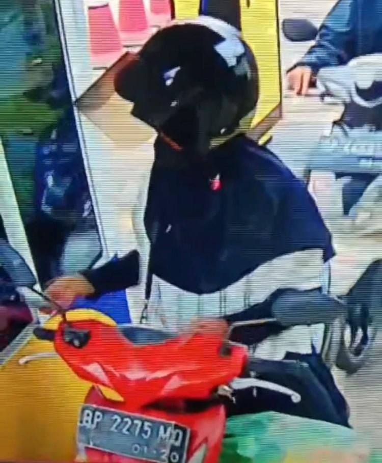 Aksi Nekat Wanita Paruh Baya Curi Helm di Pasar Aviari Batam Terekam CCTv