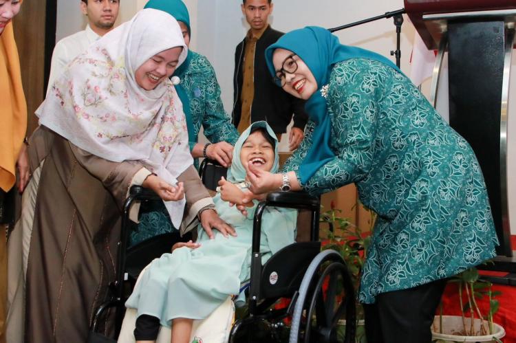 TP-PKK Batam Salurkan 30 Kursi Roda, Erlita Amsakar Tegaskan Komitmen Dukung Penyandang Disabilitas