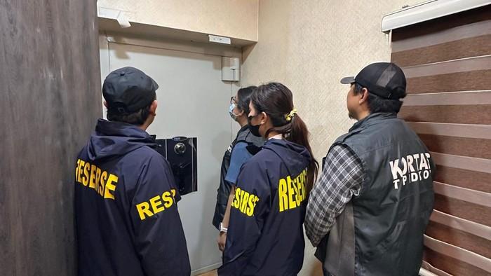 Polisi Temukan Uang Dolar Singapura dan AS di Kafe Cipete, Diduga Terkait Kasus Korupsi Batu Bara PLN, ASABRI, dan Krakatau Steel