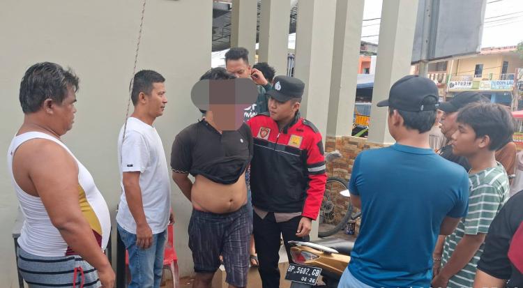 Warga Tiban Indah Tangkap Pelaku Pencurian, Polisi Bawa Pria 30 Tahun ke Mapolsek Sekupang