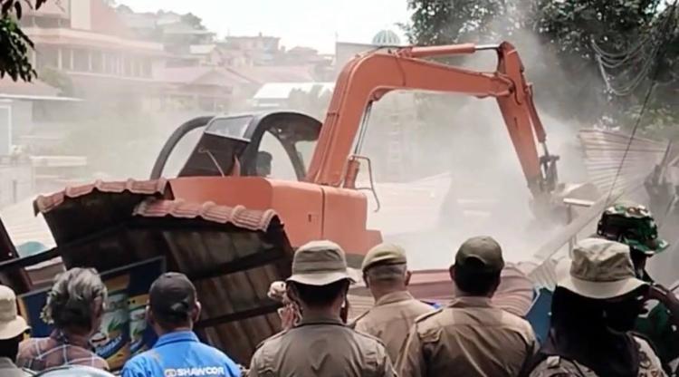"Mana Suratnya?" — Warga Bengkong Palapa Adu Argumen dengan Satpol PP Batam di Tengah Penggusuran