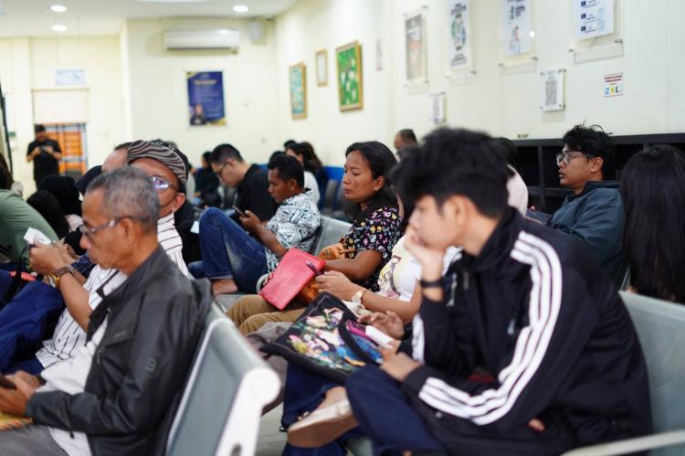 Paspor Simpatik Diserbu Warga, Imigrasi Batam Layani Ratusan Pemohon di Akhir Pekan
