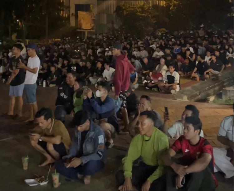 Heboh Nobar Semifinal Piala Dunia di Batam: Kuliner Laris Manis, Dua Motor Siap Dibagikan Saat Final!