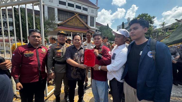 Protes Krisis Air Bersih, Mahasiswa Unrika Geruduk Kantor Wali Kota dan DPRD Batam