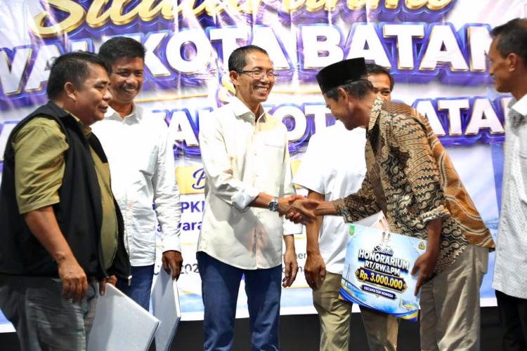 Warga Nongsa Apresiasi Program Kerakyatan Amsakar-Li Claudia, dari Seragam Gratis hingga Beasiswa Hinterland