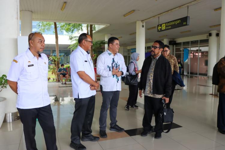 Sekda Bintan Sambut Komisi VII DPR RI di Bandara Raja Haji, Bahas Percepatan Pembangunan Daerah