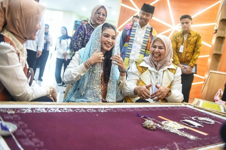 Selvi Ananda Borong Produk UMKM Kepri, Terpikat Tenun hingga Kerajinan Gonggong