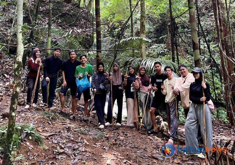 Mahasiswa KKN STAIN SAR dan Pokdarwis Permata Hijau Bersihkan Sampah di Jalur Wisata Air Terjun Ayu Panggak Darat
