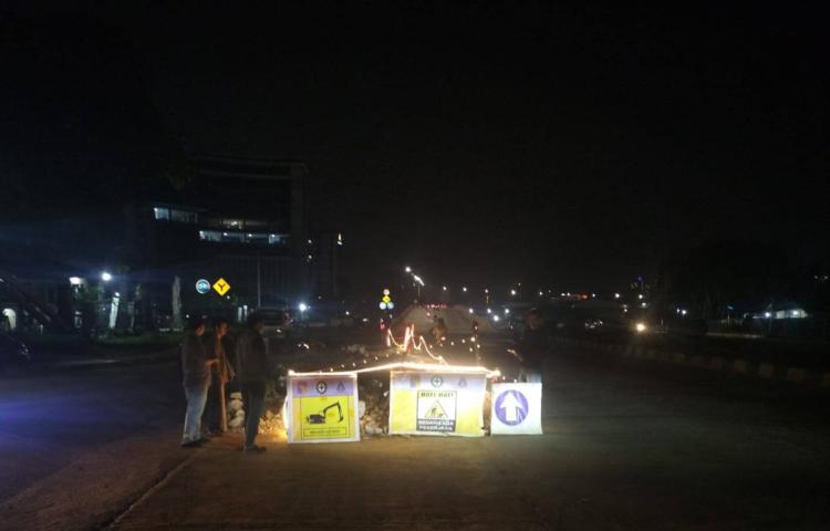 Dua Orang Terjatuh di Bekas Proyek Jalan Depan UIB, Pemko Batam Pasang Empat Lampu Darurat