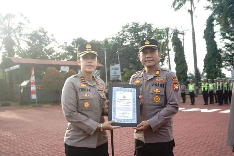 Kapolres Karimun Beri Penghargaan Personel Berprestasi, Pacu Semangat Tingkatkan Kinerja