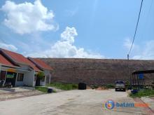 Rumah di Bukit Indah Piayu Batam Terancam Longsor Akibat Pematangan Lahan dekat Pemukiman