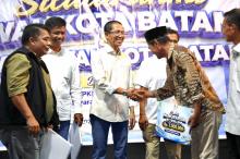 Warga Nongsa Apresiasi Program Kerakyatan Amsakar-Li Claudia, dari Seragam Gratis hingga Beasiswa Hinterland