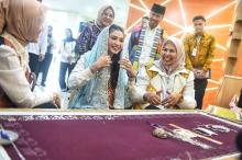 Selvi Ananda Borong Produk UMKM Kepri, Terpikat Tenun hingga Kerajinan Gonggong