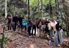 Mahasiswa KKN STAIN SAR dan Pokdarwis Permata Hijau Bersihkan Sampah di Jalur Wisata Air Terjun Ayu Panggak Darat