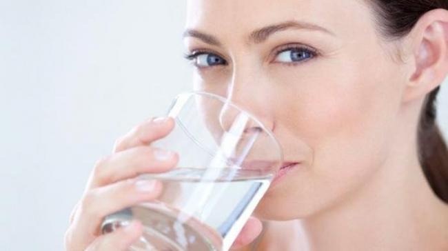 7 Cara Minum Air Putih yang Tepat untuk Turun Berat Badan 