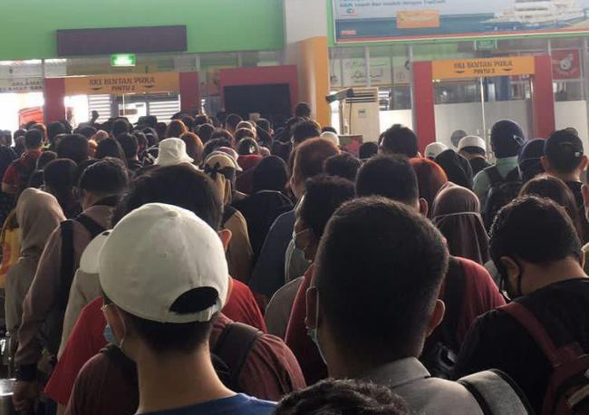 Penumpang Berdesakan Di Pelabuhan Sri Bintan Pura Prokes Covid 