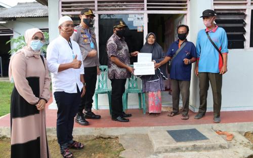 BLT Bintan Tahap Awal Dicairkan, Bupati Bersama Wakil dan Sekda Bagikan Door To Door